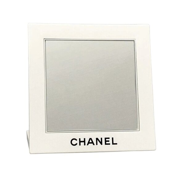CHANEL - White Plastic Accessory 136-081325